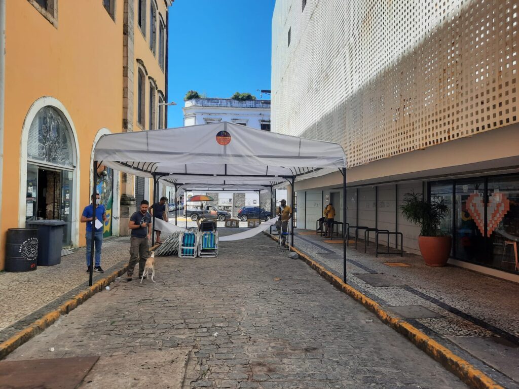 Toldo de lona sendo instalado na rua de Recife - Top Toldos